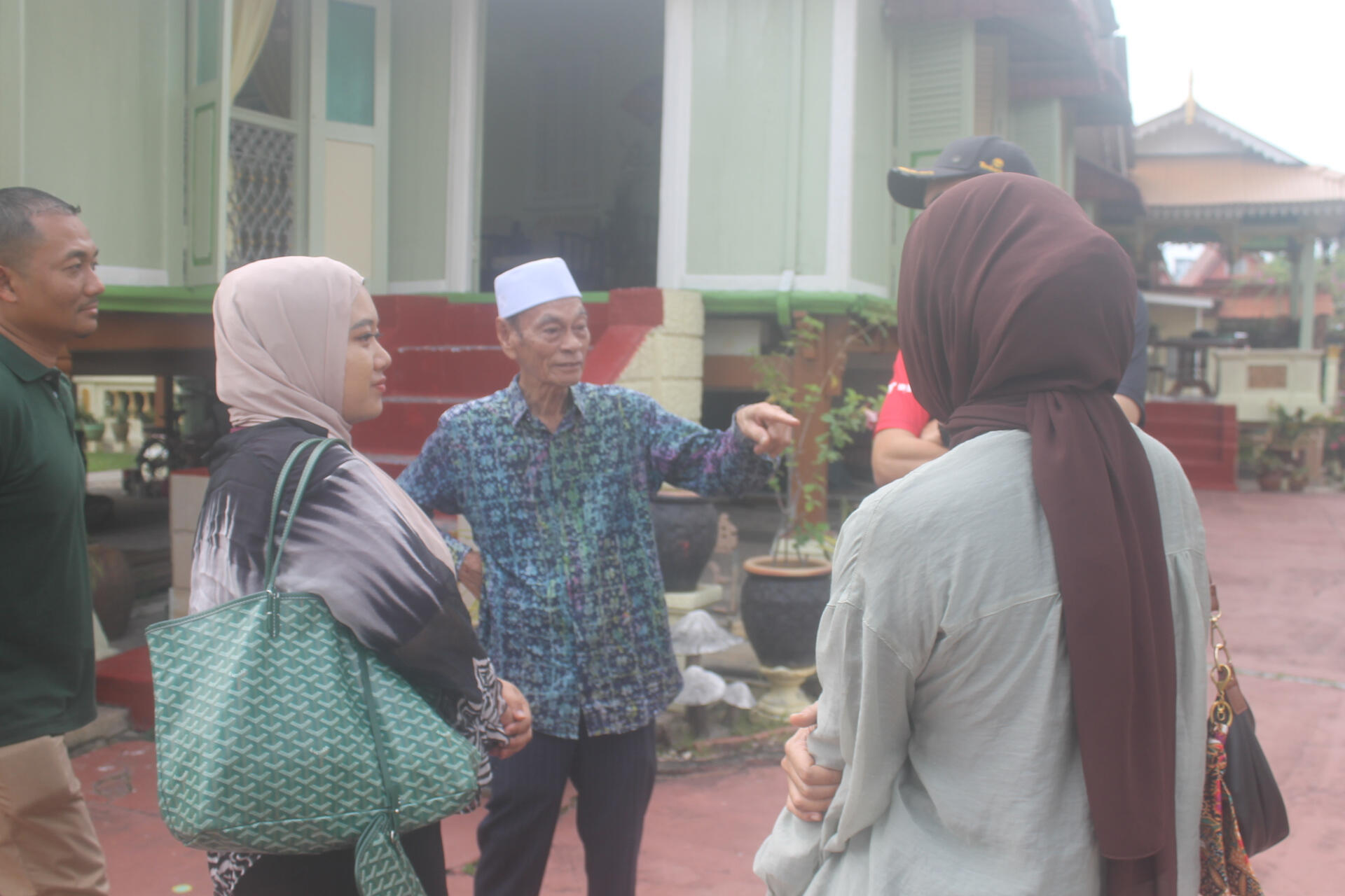 Waris Villa Sentosa, Encik Ibrahim berkongsi kisah dan penerangan kepada para pengamal media tentang rumah berusia seabad ini.