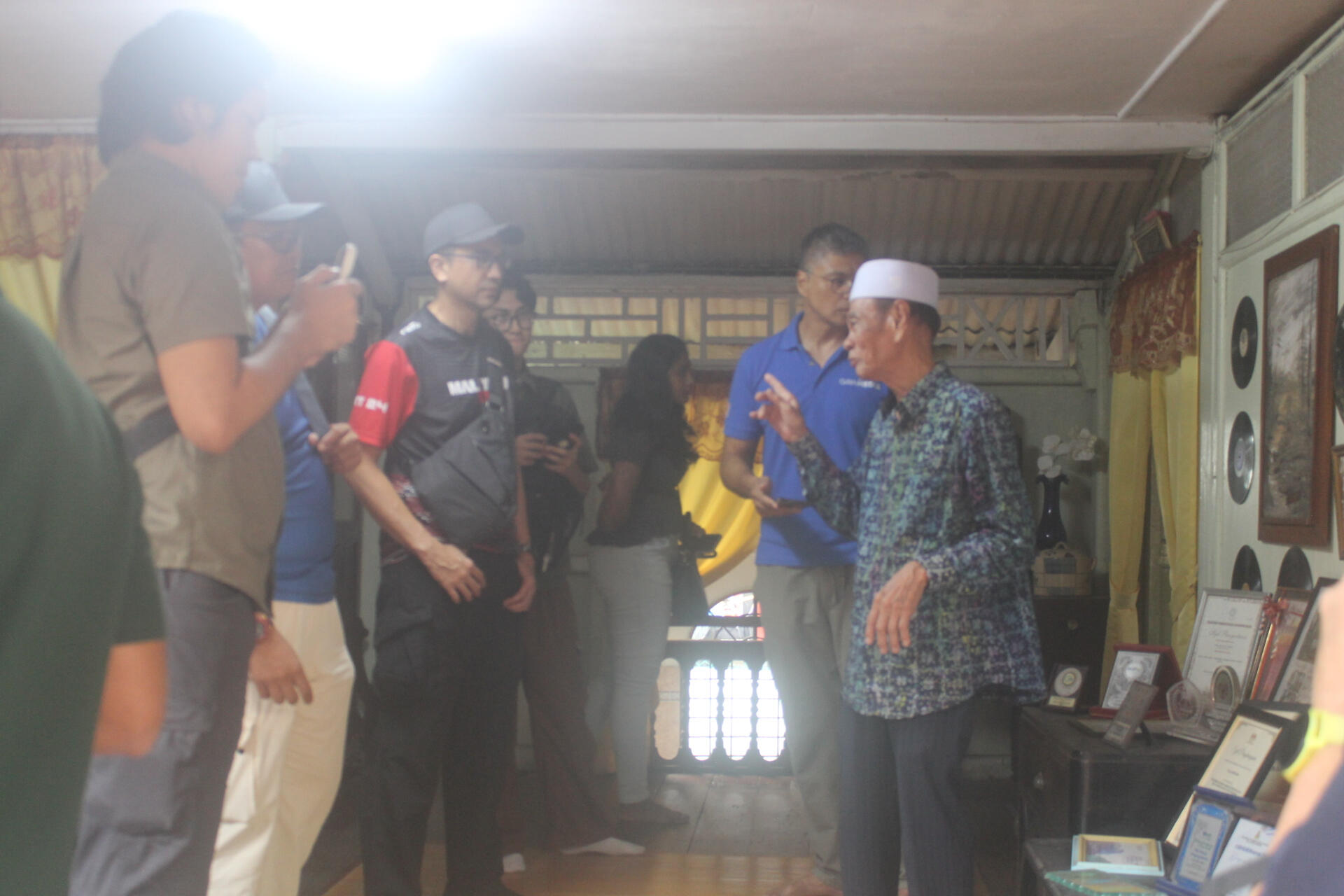 Waris Villa Sentosa, Encik Ibrahim berkongsi kisah dan penerangan kepada para pengamal media tentang rumah berusia seabad ini.